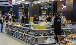 أعلنت وزارة التجارة، اليوم السبت، عن إجراءاتها للسيطرة على الأسواق، فيما أشارت الى أن السلة الغذائية والهايبر ماركت أسهما بتنظيم السوق والسيطرة على الأسعار.